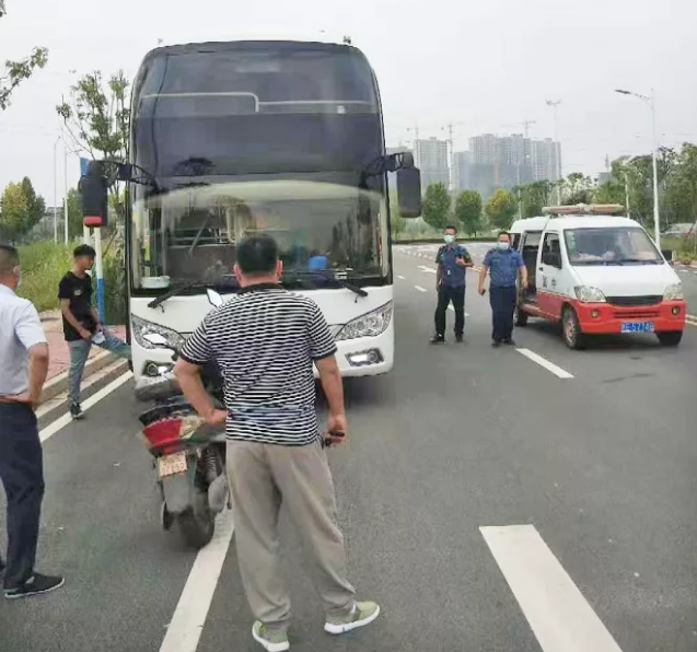 鄱陽長運(yùn) 協(xié)助開展“黑車”專項(xiàng)打擊活動