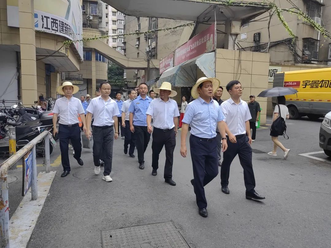 長運物業(yè) 西湖區(qū)區(qū)委領(lǐng)導督導商城分公司創(chuàng)文鞏衛(wèi)工作