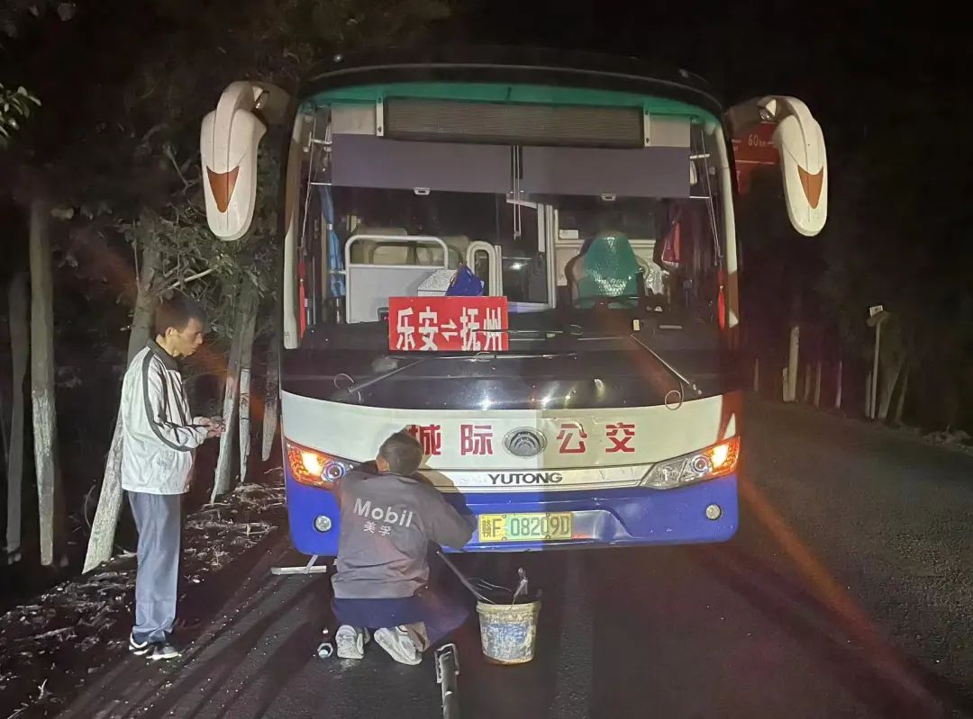 撫州長(zhǎng)運(yùn)：公交車夜間拋錨 搶修小組緊急搶修