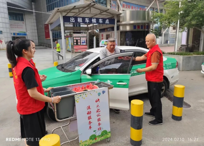 九江汽車站開(kāi)展“炎炎夏日送清涼 情系旅客暖人心”志愿活動(dòng)