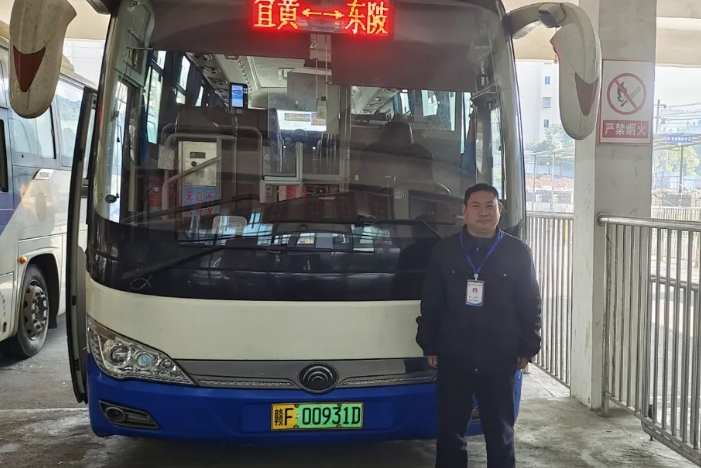 撫州長運：路遇大貨車側(cè)翻 公交司機(jī)快速下車救助