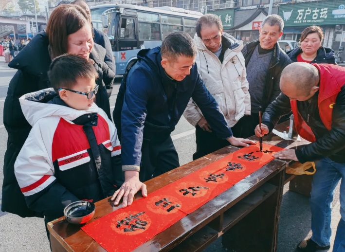 九江長運(yùn)：寫春聯(lián) 送祝福 溫暖春運(yùn)路